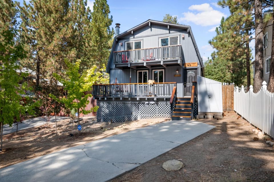 Bear PAC Hideout - Walk to Alpine Slide and only minuetes to The Village! Billiards and foosball! House in Big Bear