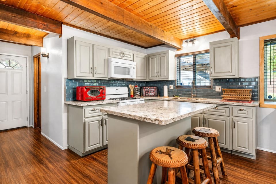 Kitchen or kitchenette, oven, toaster
