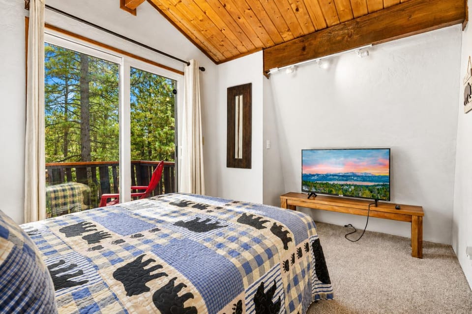 Bed, TV and multimedia, Bedroom