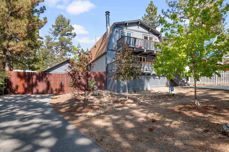Bear PAC Hideout - Walk to Alpine Slide and only minuetes to The Village! Billiards and foosball! House in Big Bear