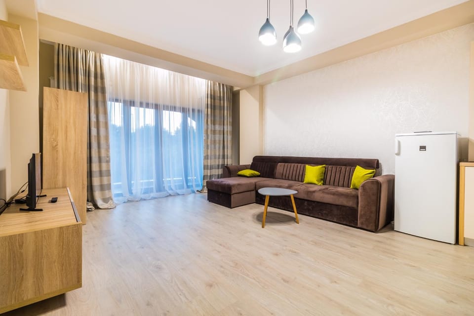 TV and multimedia, Kitchen or kitchenette, Living room, Seating area, air conditioner