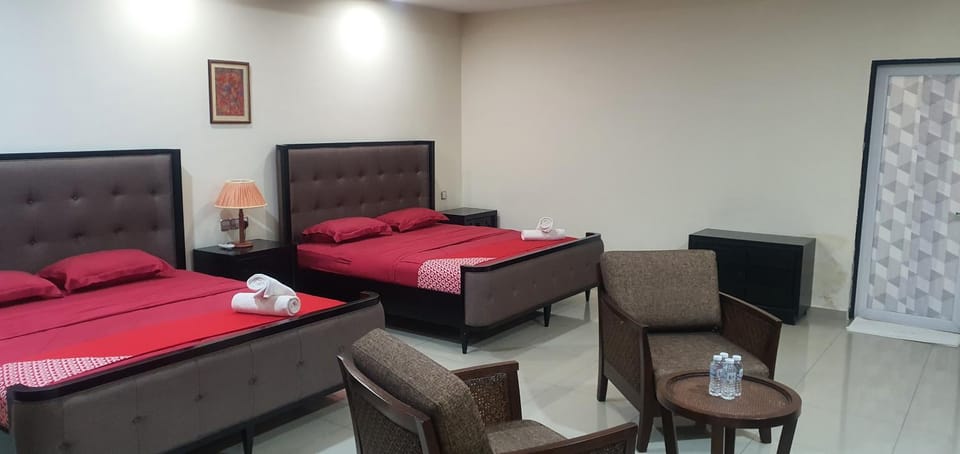 Bed, Photo of the whole room, Seating area, Bedroom
