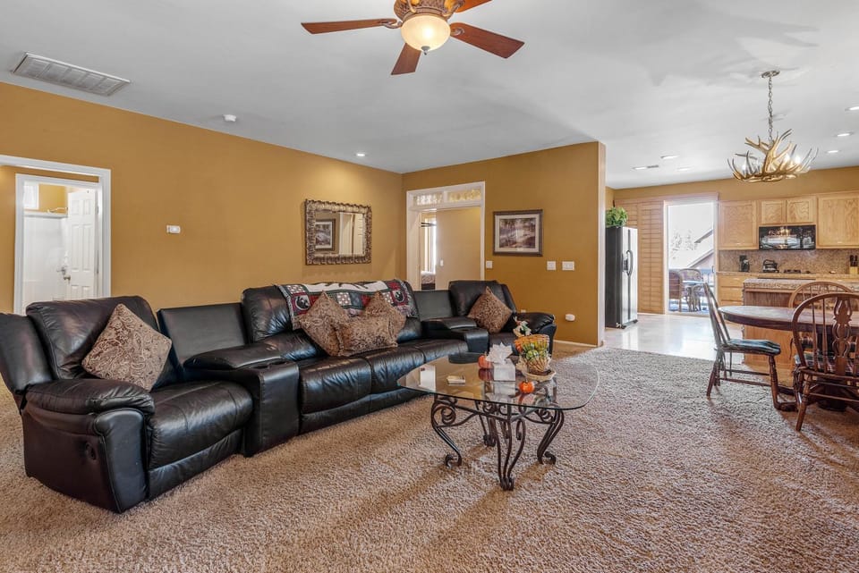 Living room, Seating area, Dining area, fireplace