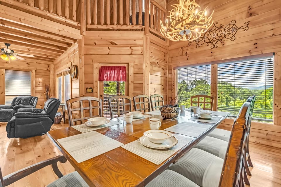 A Bliss - Hot Tub, Game Room, WIFI, Resort Pool, FREE attraction tickets!!! Chalet in Sevierville