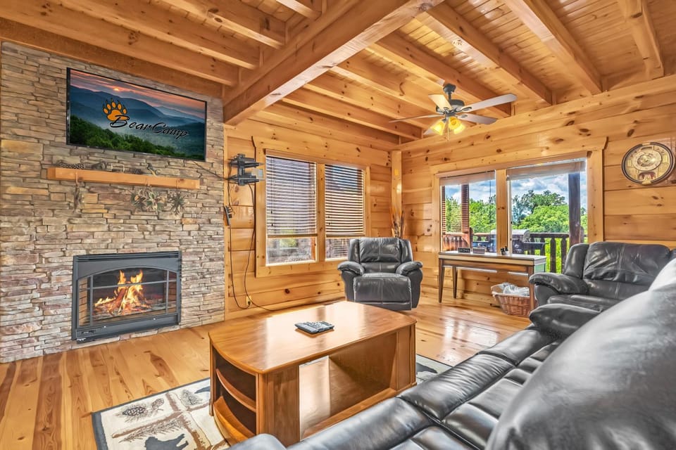A Bliss - Hot Tub, Game Room, WIFI, Resort Pool, FREE attraction tickets!!! Chalet in Sevierville