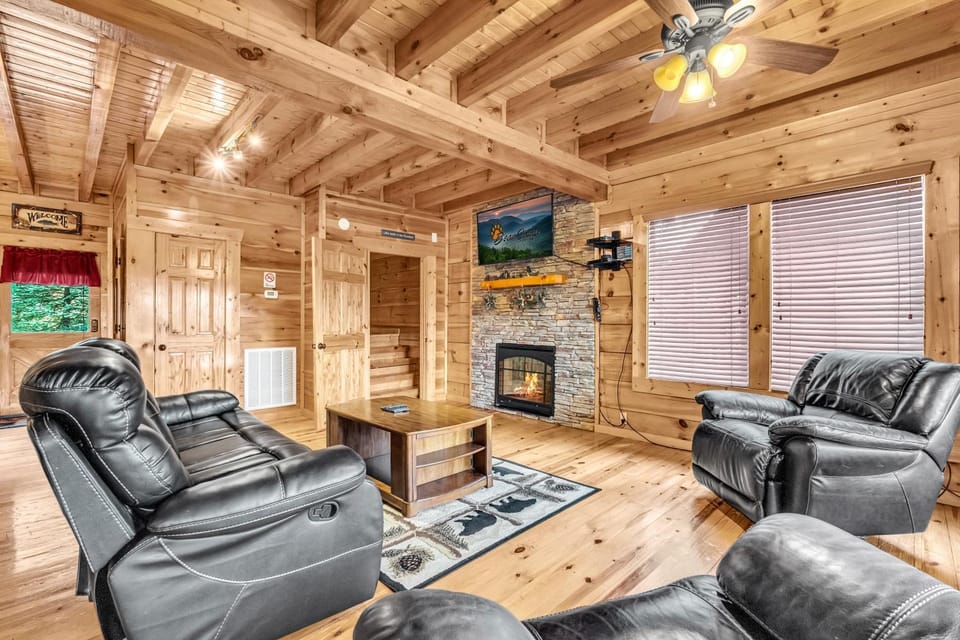 A Bliss - Hot Tub, Game Room, WIFI, Resort Pool, FREE attraction tickets!!! Chalet in Sevierville