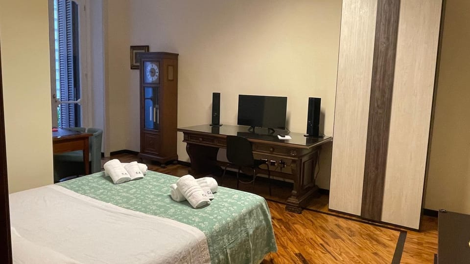 TV and multimedia, Photo of the whole room, Evening entertainment, Bedroom, towels