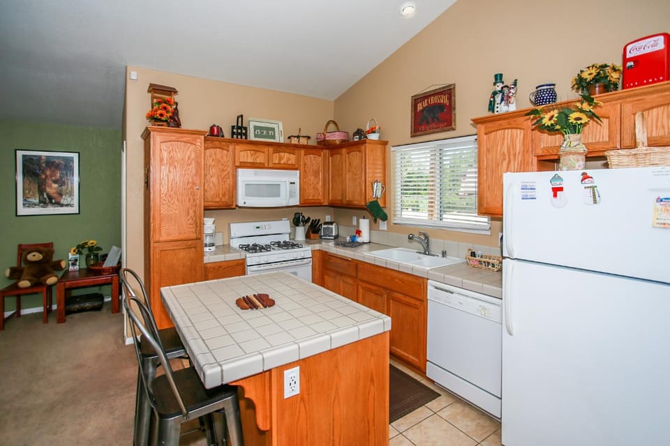 Kitchen or kitchenette, Dining area, dishwasher, minibar, oven, pet friendly, stove