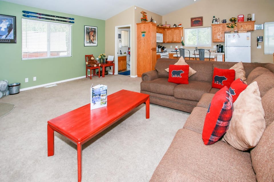 TV and multimedia, Kitchen or kitchenette, Living room, Seating area