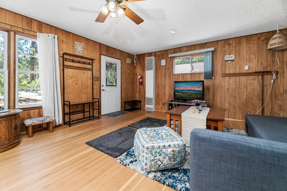 TV and multimedia, Living room, Seating area, fireplace