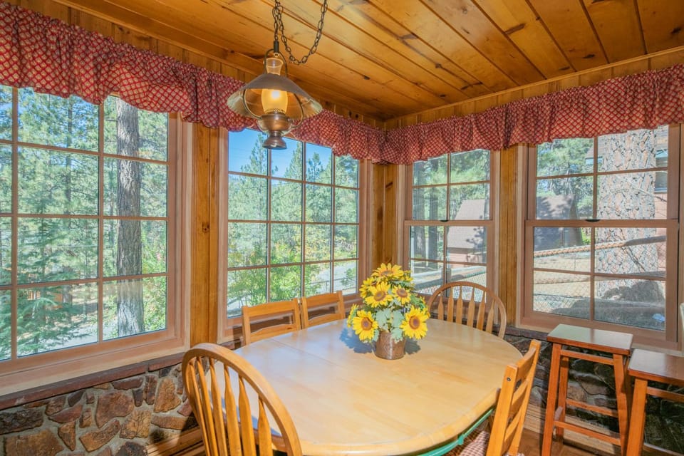 Seating area, Dining area