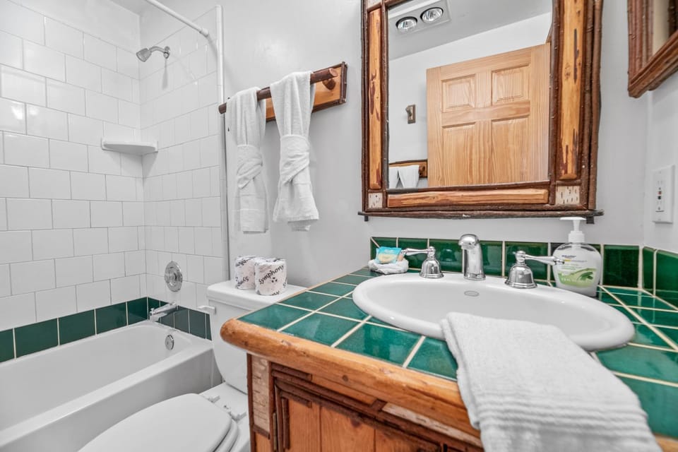 Toilet, Bathroom, Bedroom, Bath, towels