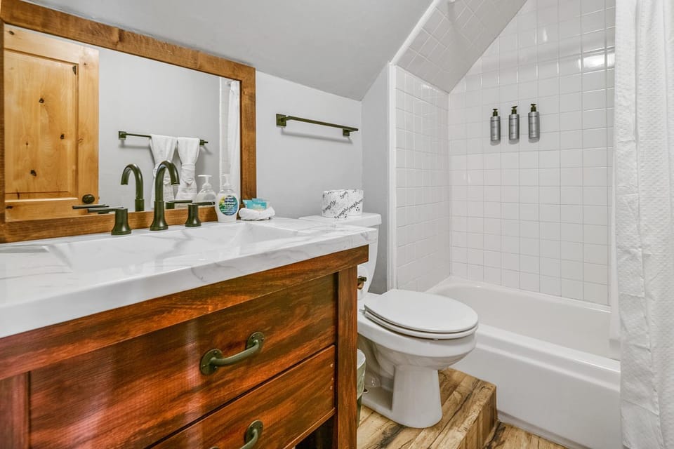 Shower, Toilet, Bathroom, Bath, towels