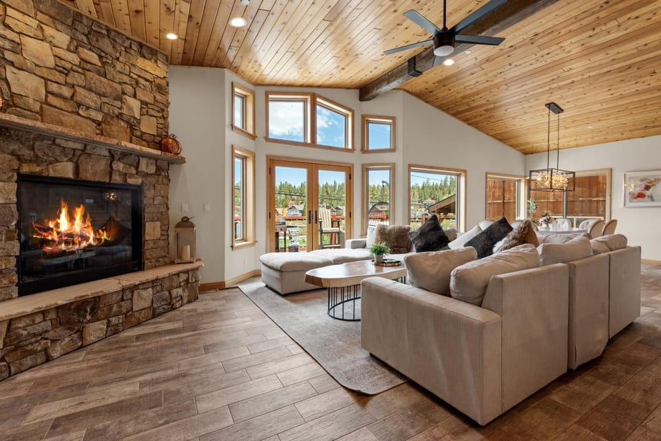 TV and multimedia, Living room, Seating area, fireplace, flat iron