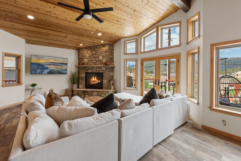 TV and multimedia, Living room, Seating area, Mountain view, fireplace, flat iron