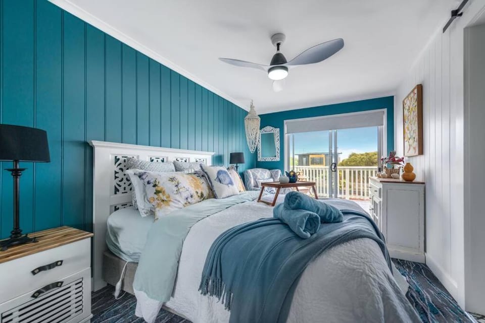 Bed, Balcony/Terrace, Photo of the whole room, Bedroom, heating, wardrobe, air conditioner
