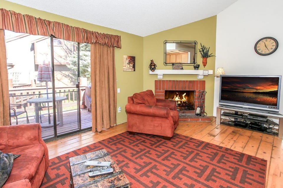 TV and multimedia, Living room, Seating area, flat iron
