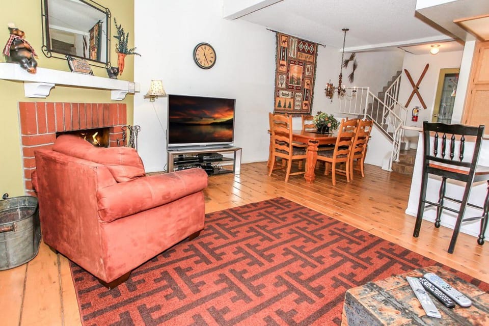TV and multimedia, Living room, Seating area, Dining area, flat iron
