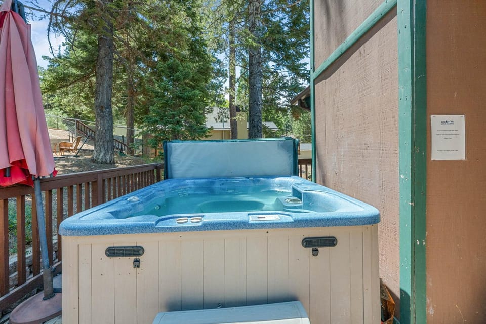 Buffalo Crossing - Spacious mountain home with game room and a hot tub for everyone to enjoy! House in Big Bear
