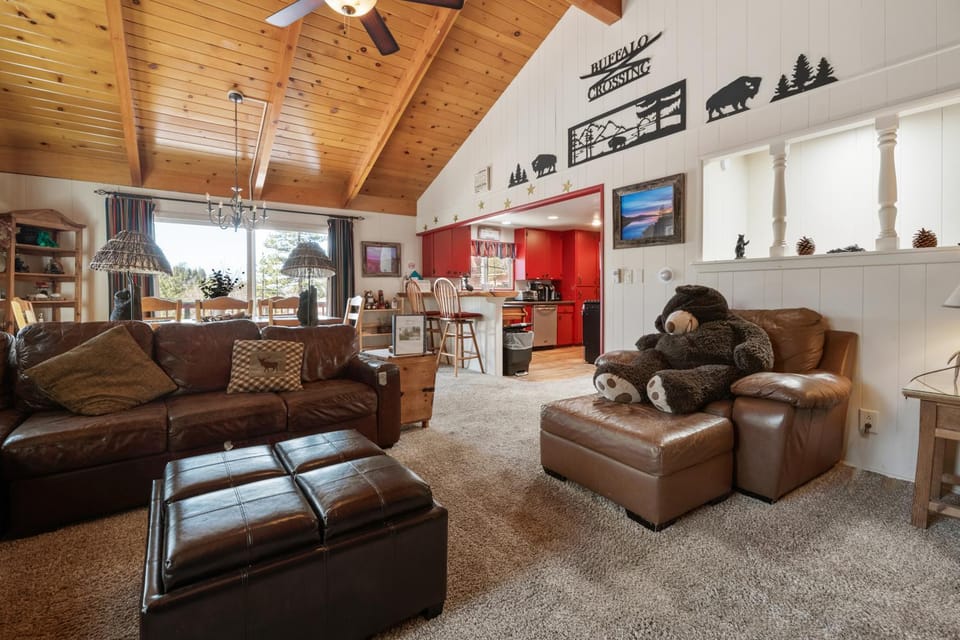 Buffalo Crossing - Spacious mountain home with game room and a hot tub for everyone to enjoy! House in Big Bear