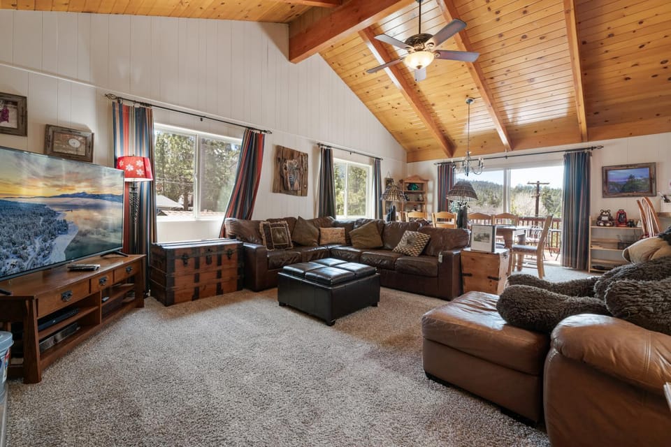 Buffalo Crossing - Spacious mountain home with game room and a hot tub for everyone to enjoy! House in Big Bear
