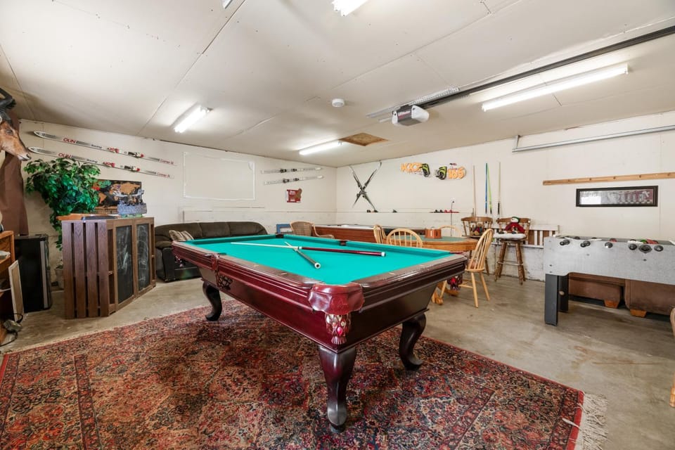 Buffalo Crossing - Spacious mountain home with game room and a hot tub for everyone to enjoy! House in Big Bear