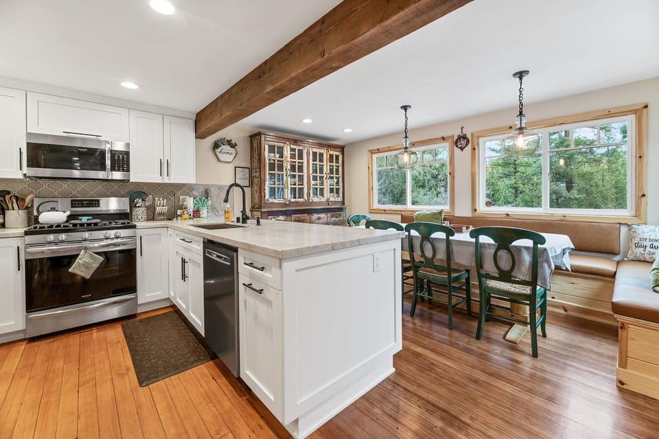 Kitchen or kitchenette, Dining area, minibar, pet friendly, stove