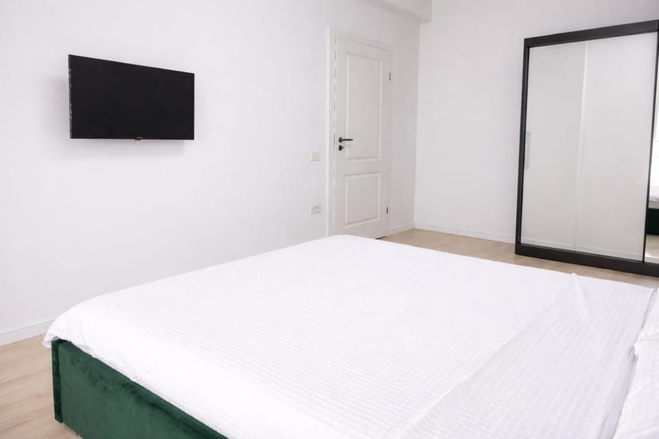 Bed, TV and multimedia, Photo of the whole room, Evening entertainment, Bedroom, wardrobe