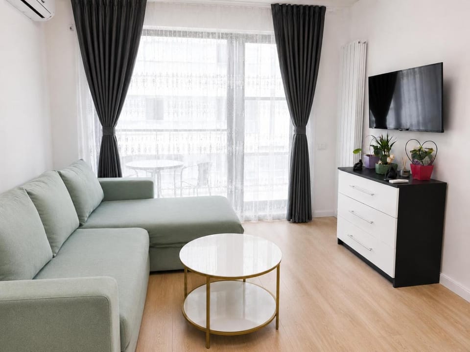 Communal lounge/ TV room, TV and multimedia, Living room, Seating area, Evening entertainment, air conditioner