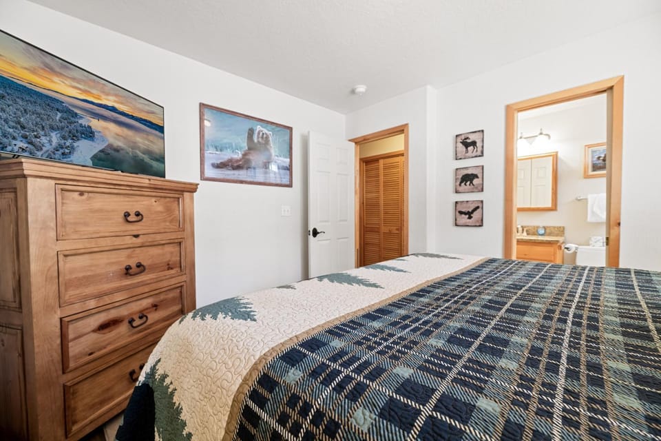 Bed, TV and multimedia, Bedroom