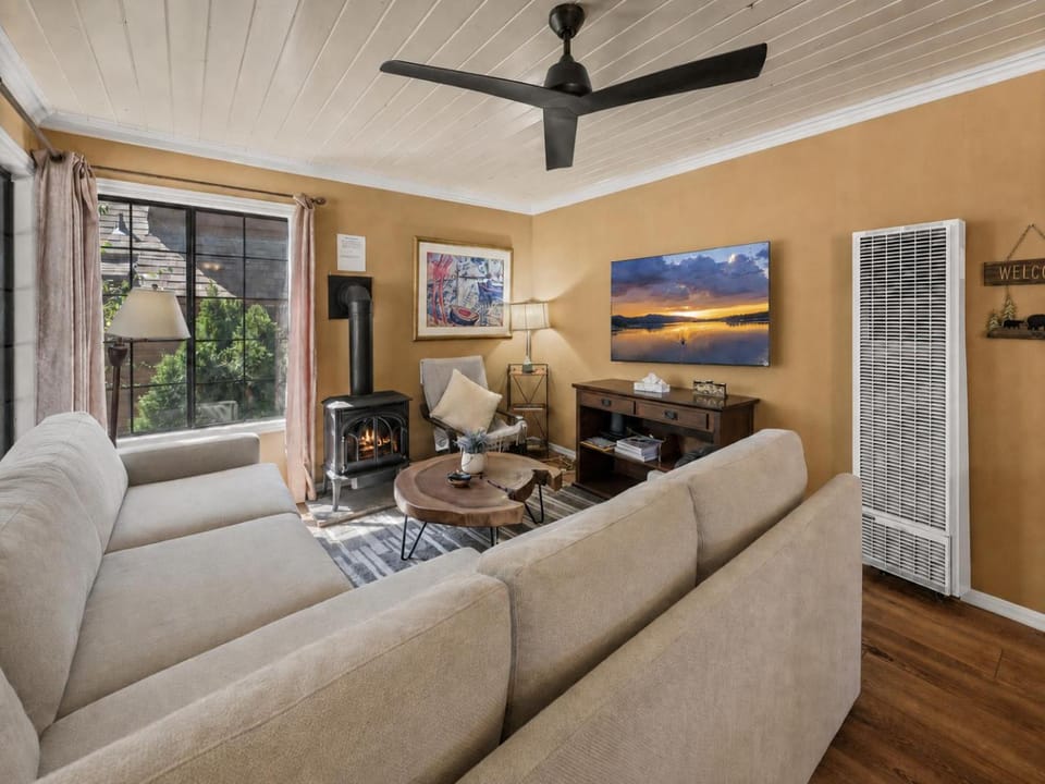 TV and multimedia, Living room, Seating area, fireplace