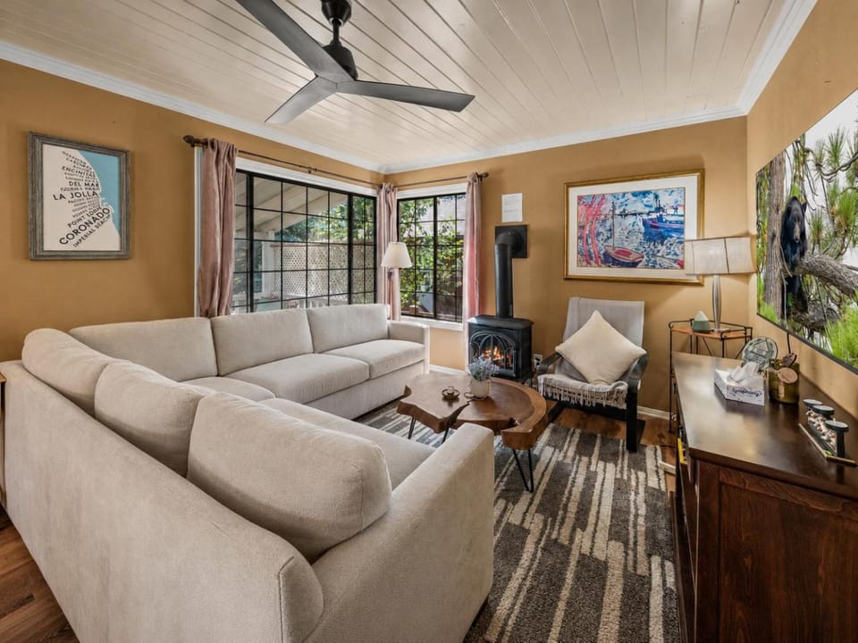 TV and multimedia, Living room, Seating area, fireplace