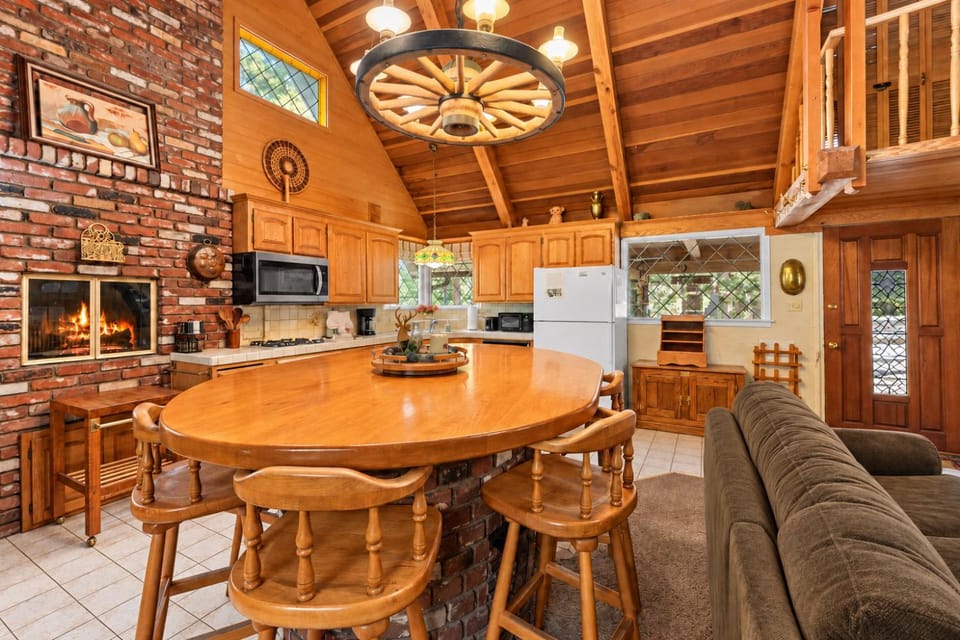 Kitchen or kitchenette, Seating area, Dining area, dishwasher, oven, stove, toaster