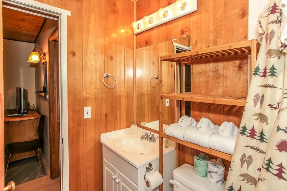 Bathroom, Bedroom, towels