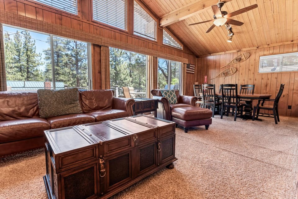 Living room, Seating area, Dining area, fireplace