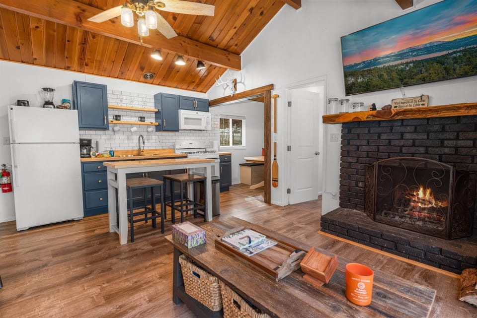 TV and multimedia, Kitchen or kitchenette, fireplace, flat iron, minibar, pet friendly, stove