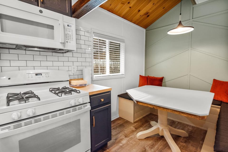 Kitchen or kitchenette, Dining area, minibar, pet friendly, stove