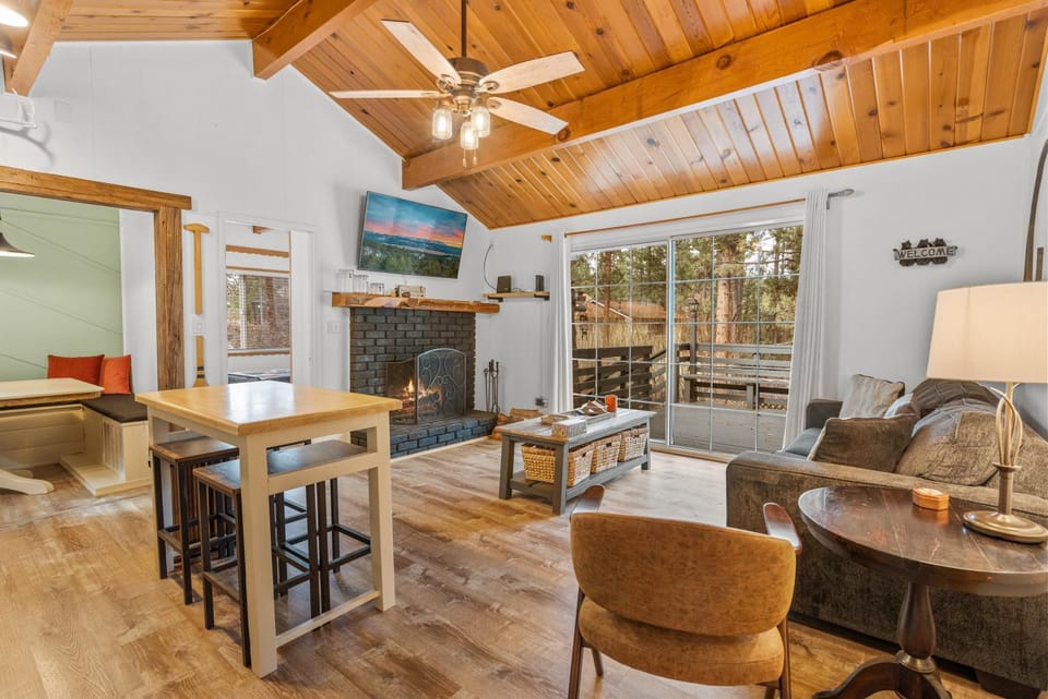 TV and multimedia, Living room, Seating area, Dining area, fireplace, flat iron