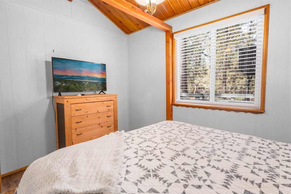 Bed, TV and multimedia, Bedroom