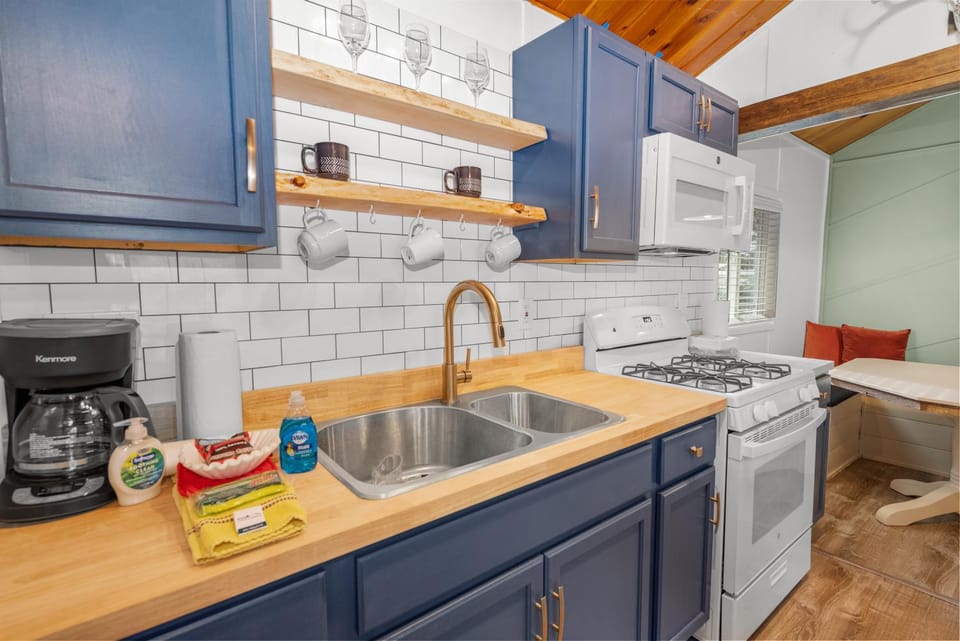 Coffee/tea facilities, Kitchen or kitchenette, minibar, pet friendly, stove
