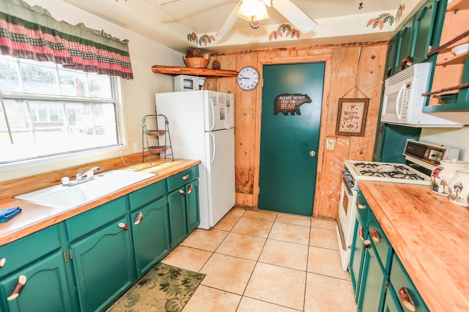 Kitchen or kitchenette, minibar, pet friendly, stove