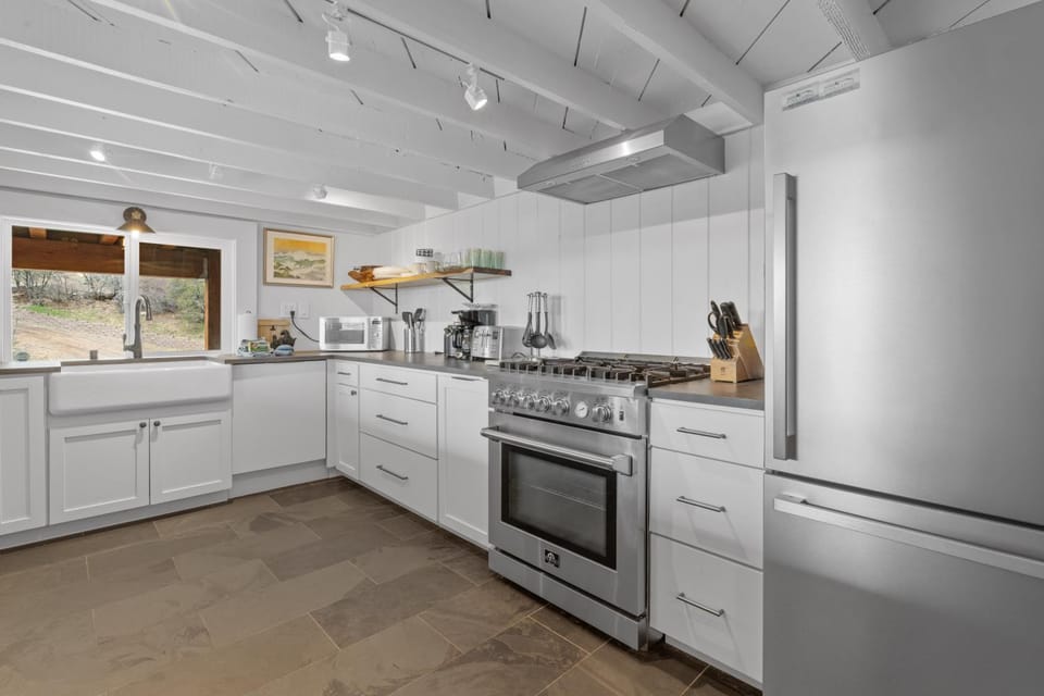 Coffee/tea facilities, Kitchen or kitchenette, minibar, pet friendly, stove, toaster