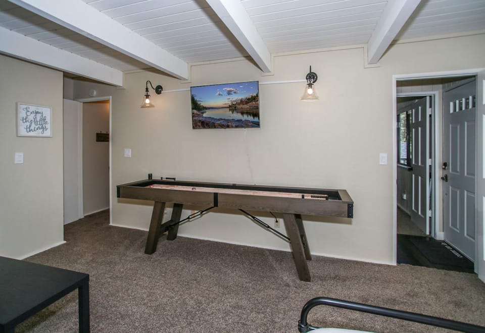 TV and multimedia, Seating area, Entertainment