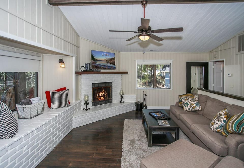 TV and multimedia, Living room, Seating area, fireplace, flat iron