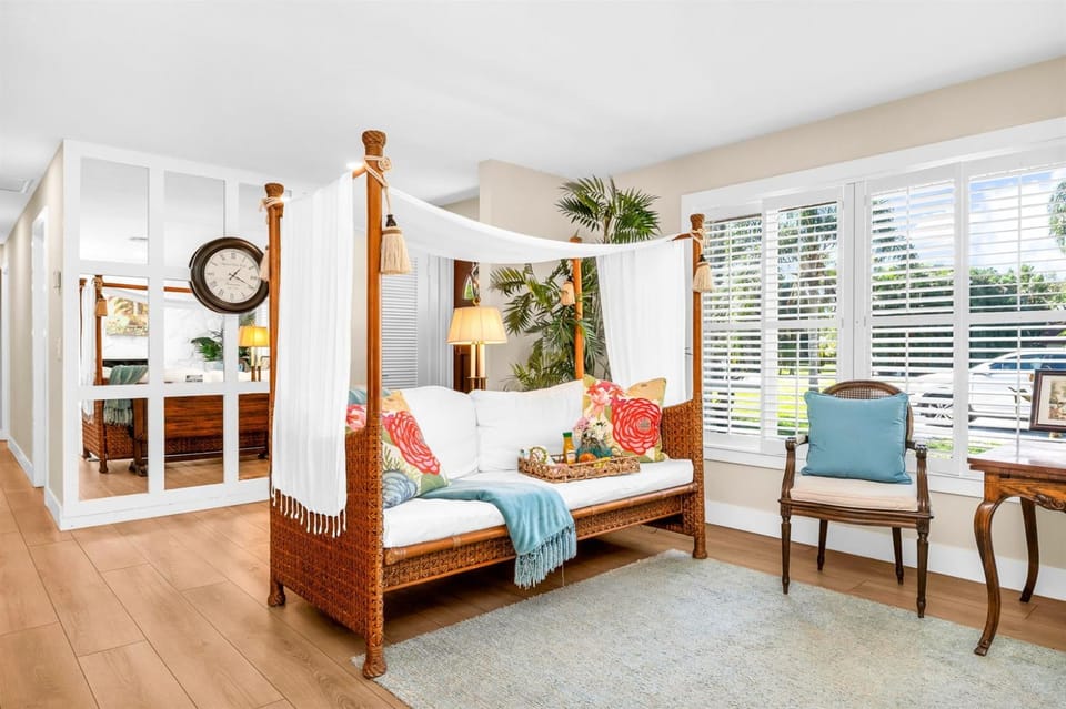 Tropical Mango Bungalow Pool Close to Beach! House in Palm Beach Gardens