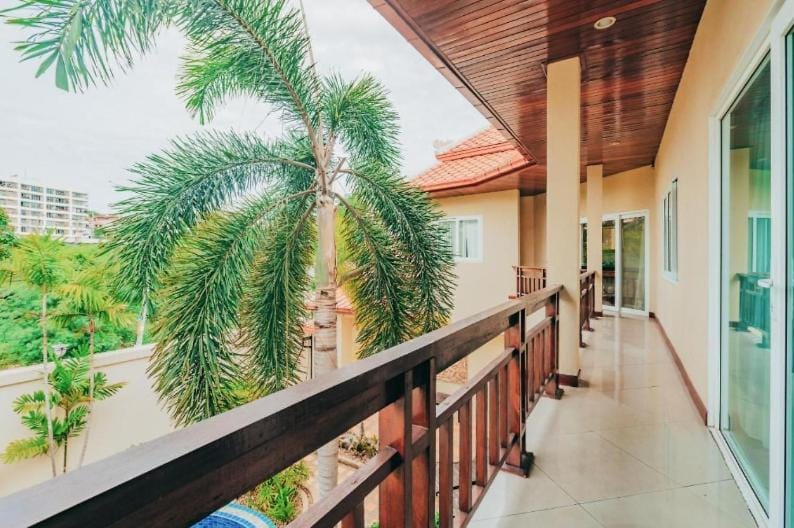 "Garden Palace" Huge Semi-4Bed Lux Pool Villa near Beach Apartment in Pattaya City