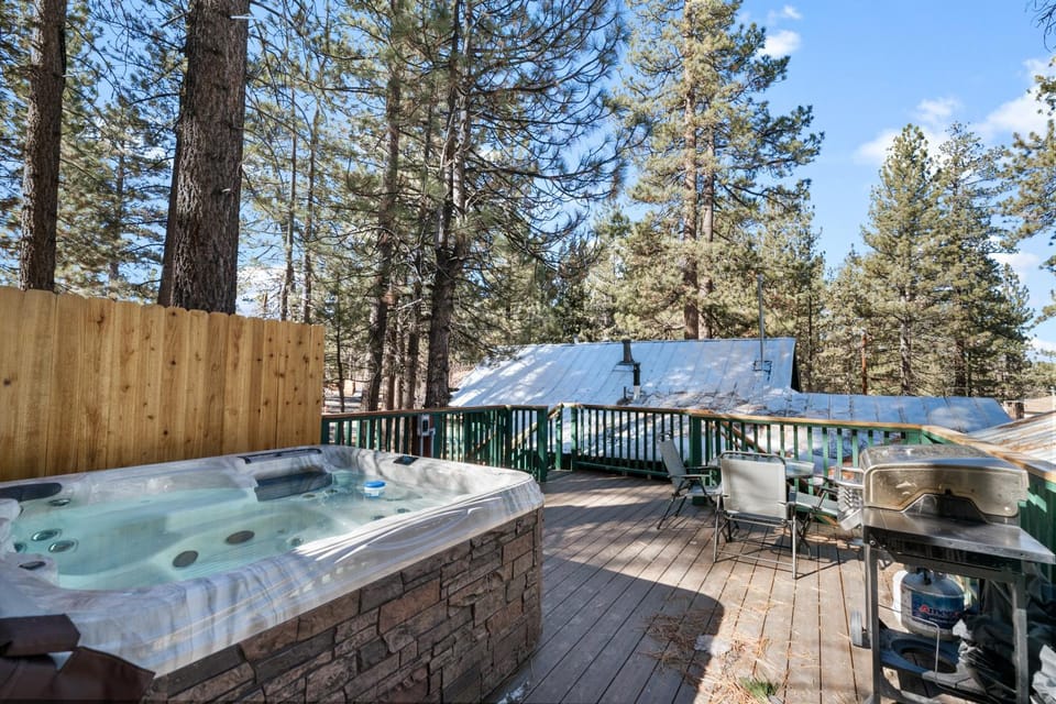 Day, Hot Tub, Seating area