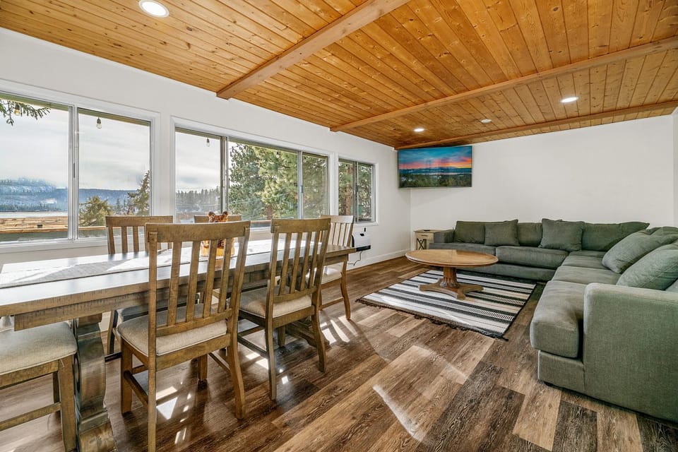 TV and multimedia, Living room, Seating area, Dining area