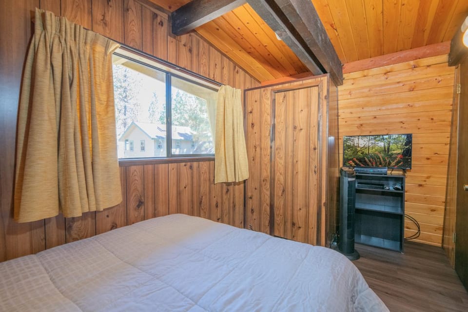 Bed, TV and multimedia, Bedroom