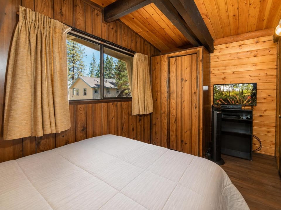 Bed, TV and multimedia, Bedroom
